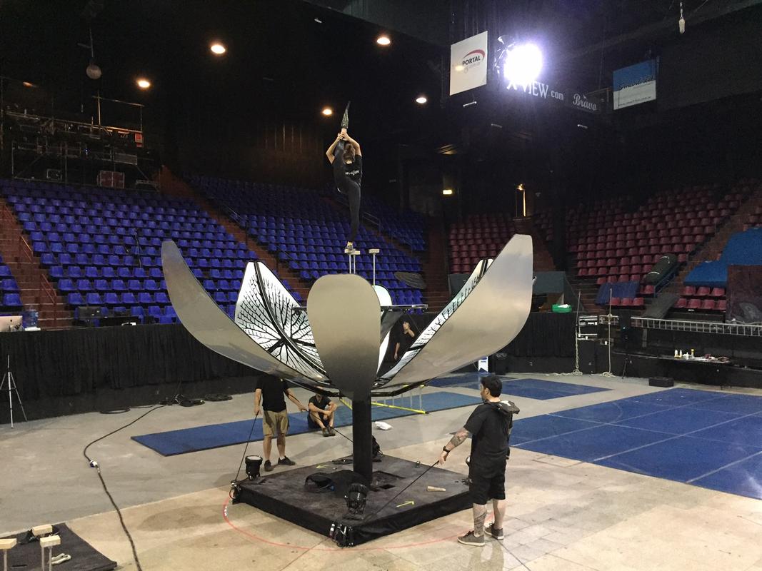 Pneumatic operated flower for stage show